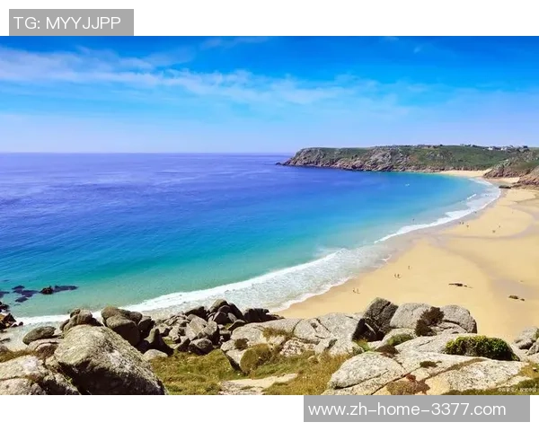 激情沙滩足球盛宴尽享阳光与海浪的完美结合与运动乐趣